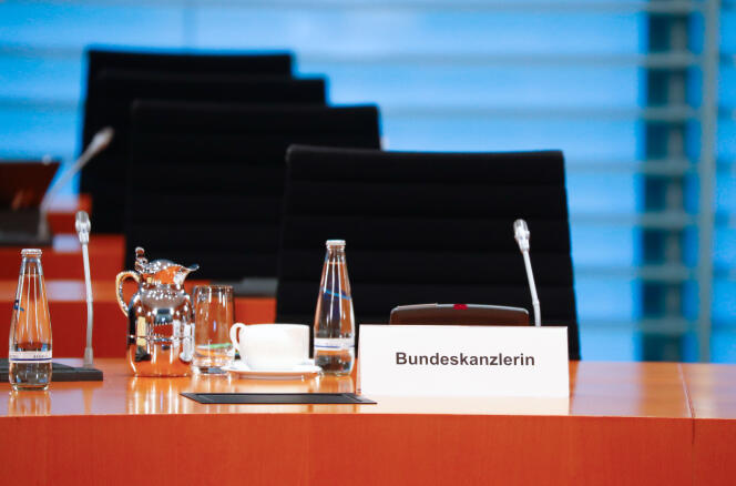 Le siège de la chancelière allemande est resté vide le 23 mars lors d’une réunion, Angela Merkel devant participer par vidéoconférence.
