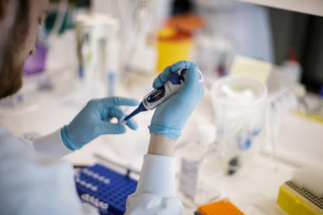 Un chercheur travaillant à la recherche d’un vaccin contre le coronavirus, à l’Université de Copenhague, le 23 mars 2020.