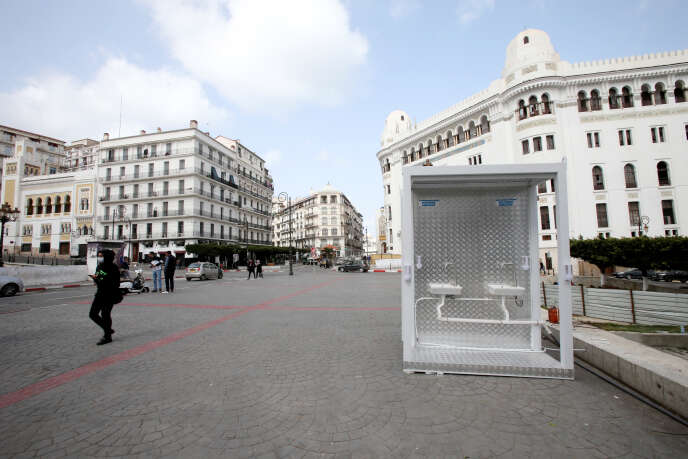 Des lave-mains avec des distributeurs de désinfectant ont été installés dans une rue du centre d’Alger, le 21 mars 2020.
