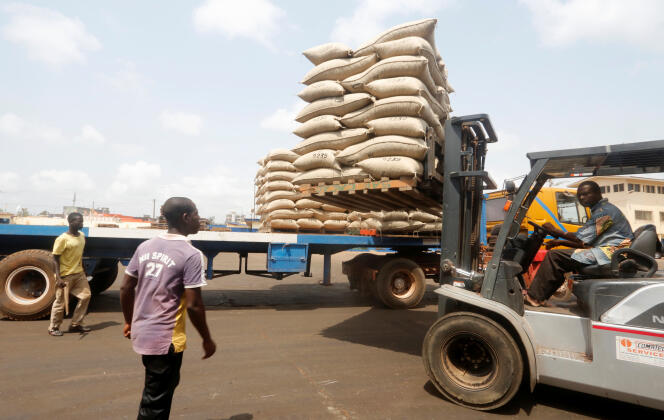 Déchargement de cacao dans le port de San Pedro, en Côte d’Ivoire, en mars 2015.