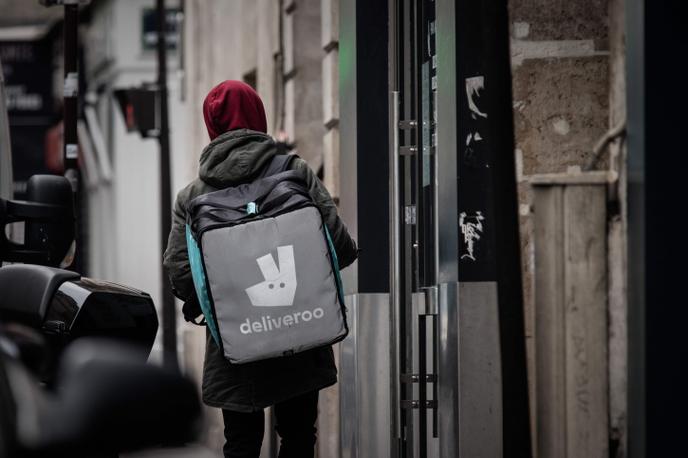 Un livreur à Paris, le 18 mars, jour 2 du confinement. Plusieurs syndicats et collectifs de livreurs ont demandé leur « arrêt immédiat », avant que les livreurs ne tombent comme des mouches », disent-ils dans un communiqué, publié jeudi 26 mars