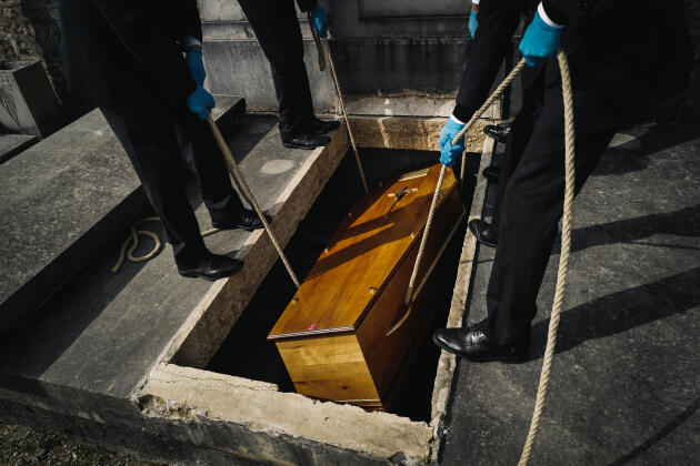 Alors que le confinement de la population est annoncé le 16 mars, plusieurs centaines de personnes meurent chaque jour et les funérailles sont organisées en comité restreint. Les employés des pompes funèbres doivent porter des gants lors des inhumations, comme ici dans le cimetière de Ruffieu, dans l’Ain, en mars 2020.