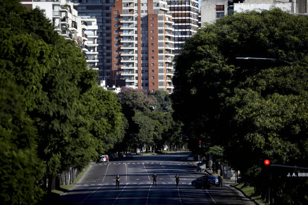 Des policiers dans une rue déserte de Buenos Aires, en Argentine, le 23 mars.