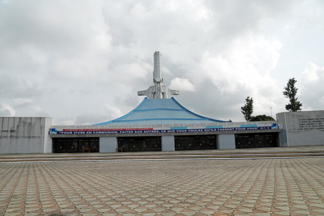 La cour vide de la cathédrale Saint-Paul du quartier du Plateau à Abidjan, le 22 mars 2020.