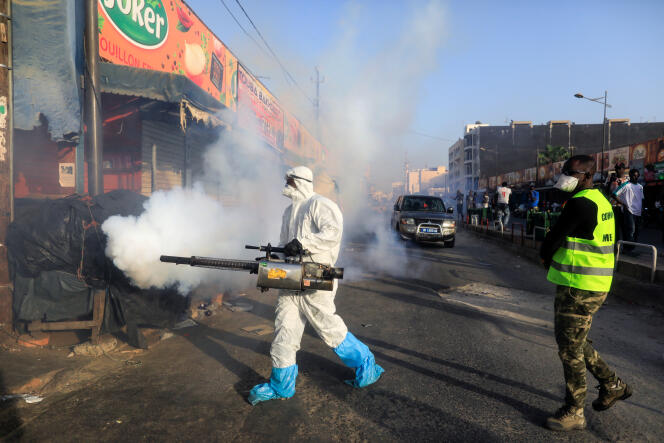 Un membre des services d’hygiène désinfecte un marché à Dakar, le 22 mars 2020.