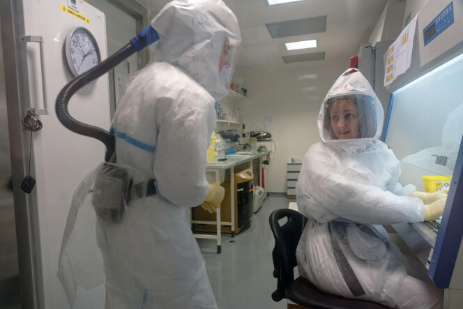 Une technicienne du CNRS et une virologue et chercheuse dans un laboratoire de haute sécurité de l’Insitut Pasteur de Lille, le 20 février.