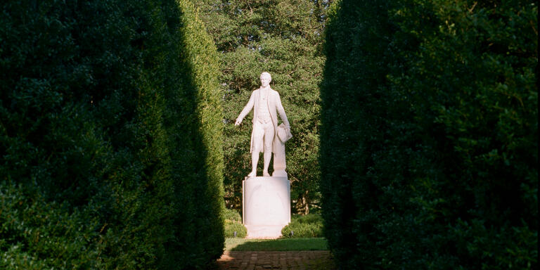 ATT Edition: cette prod N'EST PAS POUR M.

A statue of President James Monroe at Highland, his former plantation in Virginia.Credit