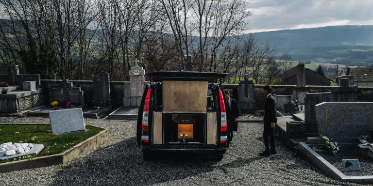 Des employés des pompes funèbres préparent l'inhumation du cercueil d'une dame décédée du coronavirus, au cimetiere de Ruffieux dans l'Ain, le 19 mars 2020. Lucas Barioulet 

