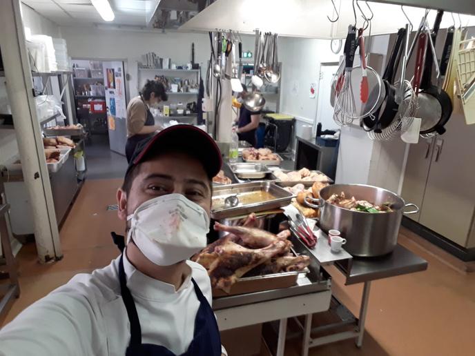 Aux Grands Voisins, se succèdent les cuisiniers de l’association Ernest et des chefs solidaires.