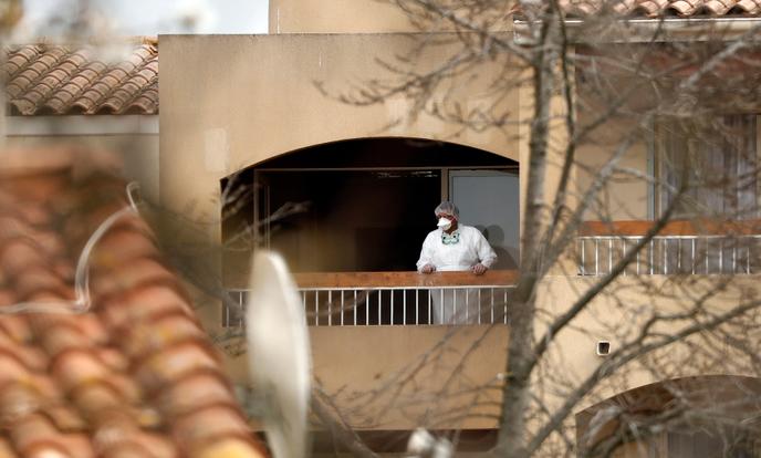 A l’Ehpad des Aiguerelles à Mauguio (Hérault), où trois décès de résidents testés positifs ont été recensés.