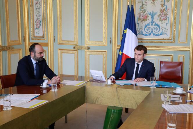 Le président Emmanuel Macron et le premier ministre Edouard Philippe lors d’une visioconférence le 19 mars à l’Elysée.