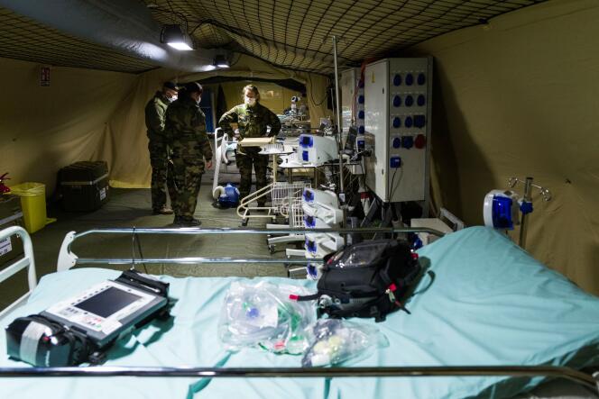 Mise en place par l’armée d’un « élément militaire de réanimation » sous tentes de 30 lits, devant l’hôpital Emile-Muller de Mulhouse, le 24 mars.