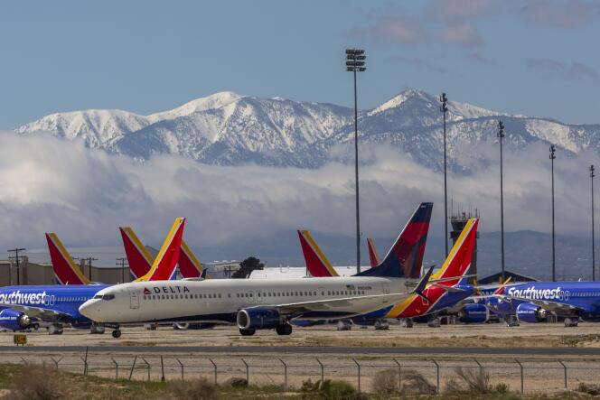 Des avions de ligne des compagnies Delta Air Lines et Southwest Airlines immobilisés dans un aéroport  à Victorville (Californie), le 24 mars.