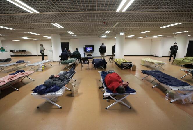 Des lits de camp pour les sans-abri installés à l’intérieur du Palais des Festivals de Cannes, le 24 mars.