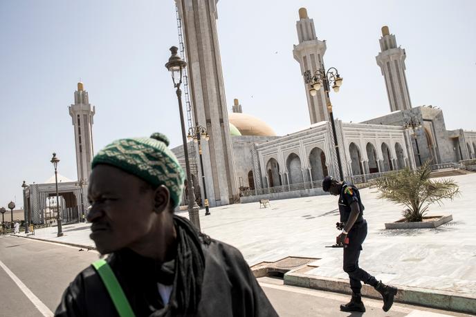 Devant la grande mosquée mouride à Dakar, le 20 mars 2020.