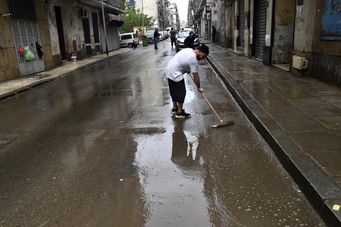 A Bab El-Oued, quartier d’Alger, nettoyage des trottoirs le 20 mars 2020.