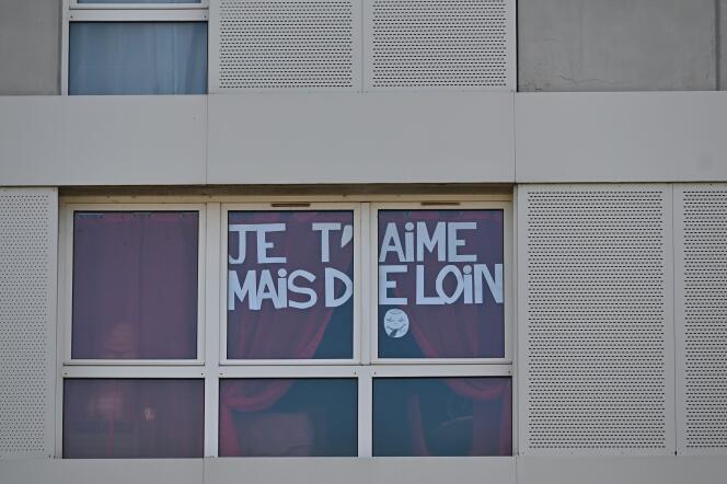 « Je t’aime mais de loin », sur la fenêtre d’un appartement, à Rennes, le 24 mars.