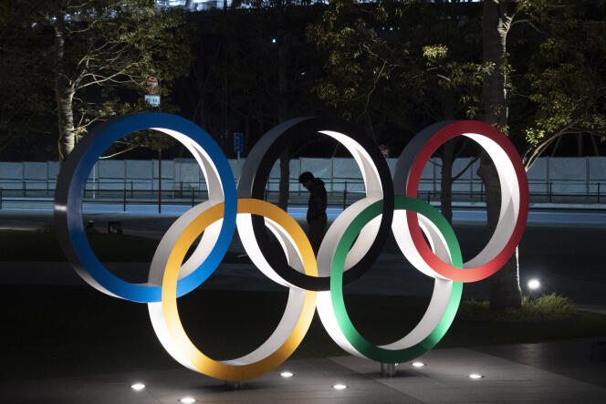 Les anneaux olympiques devant le Stade national de Tokyo, le 24 mars.