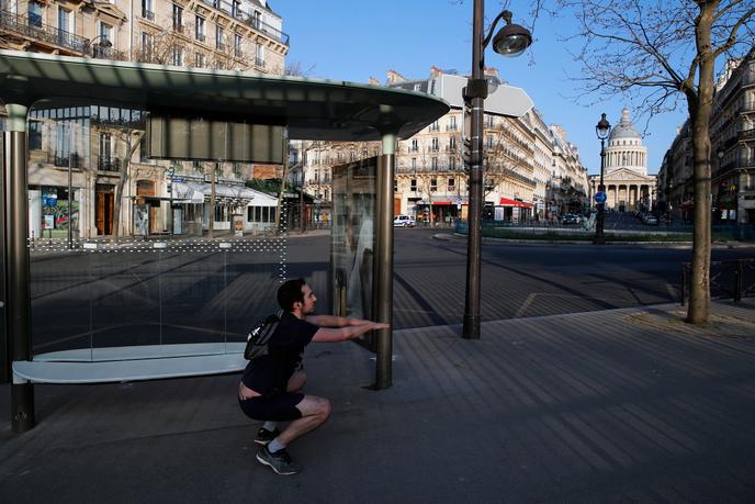 Exercice physique en solitaire près du jardin du Luxembourg à Paris, le 22 mars.