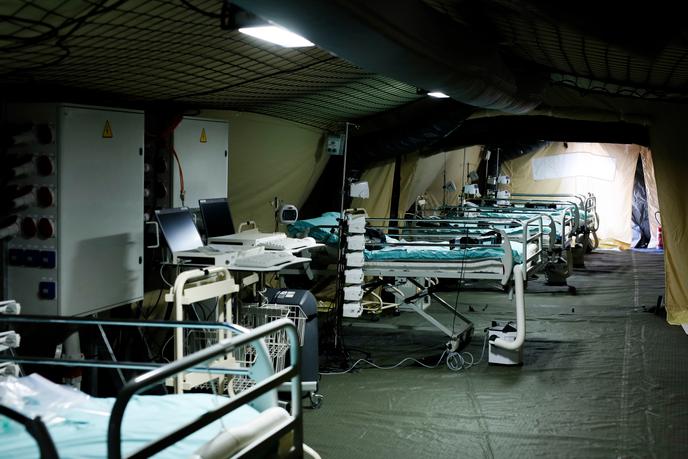 O primeiro paciente foi internado na terça-feira, 24 de março, nas tendas cáqui do hospital de campanha enviadas pelo Serviço de Saúde das Forças Armadas, aos pés do hospital civil de Mulhouse.