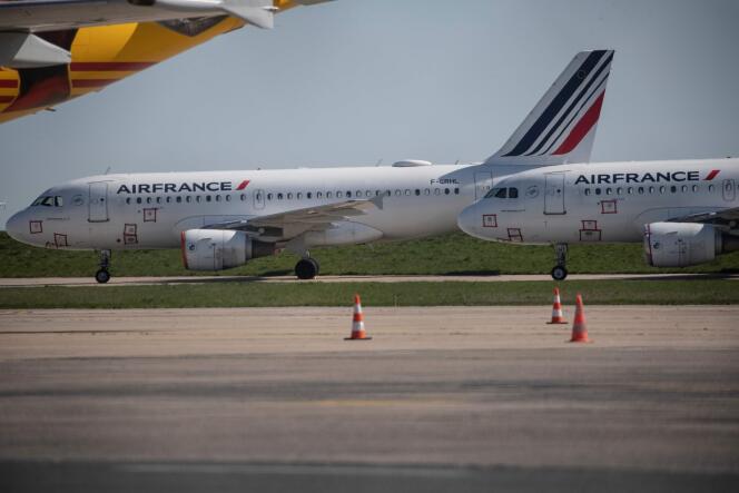 Aviones de Air France en la pista del aeropuerto Roissy - Charles-de-Gaulle, cerca de París, el 24 de marzo de 2020.
