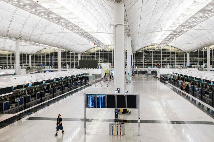 A Hongkong, dans le hall désert de l’aéroport international, le 24 mars.