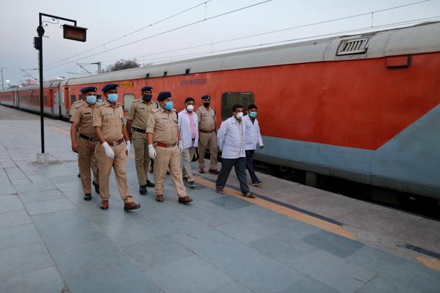 Des officiels de la compagnie de chemins de fer sur un quai de la gare de Prayagraj en Inde, le 24 mars.