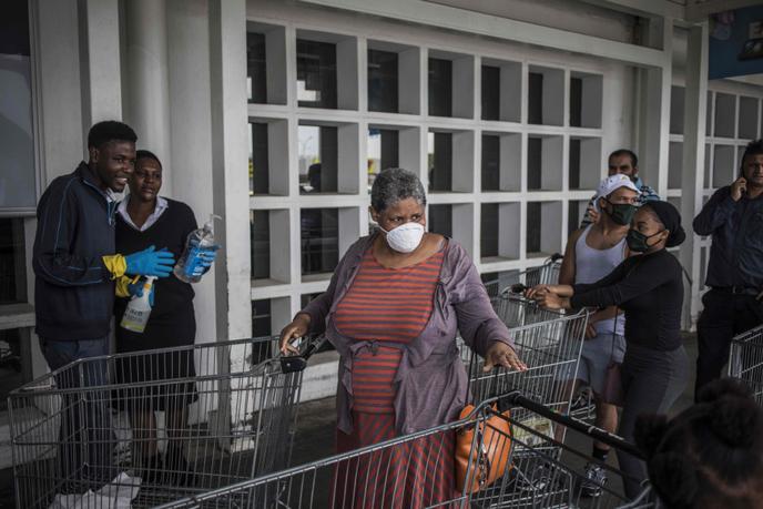 Une file d’attente devant des commerces alimentaires à Soweto, le 24 mars.