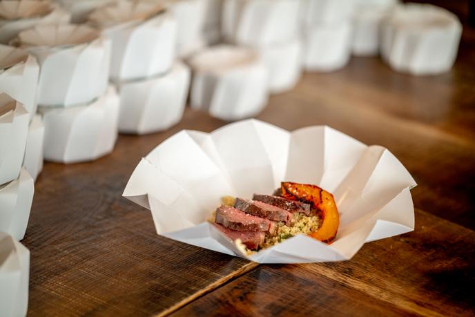 Une boîte contenant un plat de canard, céréales et potimarron préparée au restaurant Belle Maison, à Paris, le 22 mars. Ces plats sont ensuite livrés aux soignants par Tip Toque pour le compte de Les chefs avec les soignants.