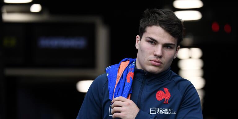 France's scrum half Antoine Dupont arrives for a captain's run training session at the stade de France, in Saint Denis, on the outskirts of Paris, on February 8, 2020 on the eve of the Six Nations rugby union match between France and Italy. (Photo by FRANCK FIFE / AFP)