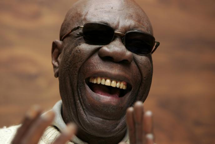 Le « grand rire » du compositeur et saxophoniste camerounais Manu Dibango, à Paris, en novembre 2005.