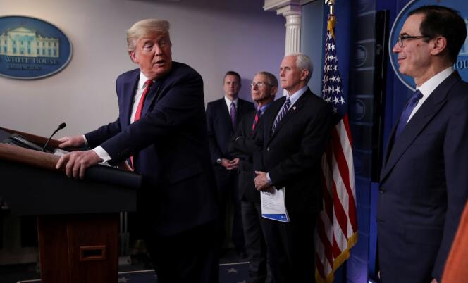 Le président des Etats-Unis, Donald Trump, et son secrétaire au Trésor, Steven Mnuchin (à droite),  lors d’une conférence de presse à Washington, le 25 mars.