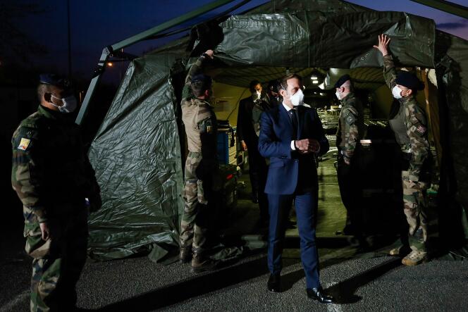Le président Emmanuel Macron visite l’hôpital militaire installé à Mulhouse (Haut-Rhin), le 25 mars.