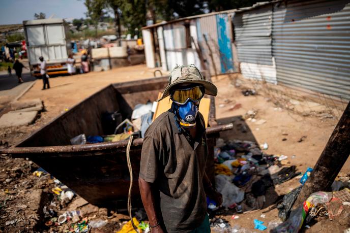 Un habitant du township de Diepsloot récupère des déchets pour gagner un peu d’argent, le 21 mars à Johannesburg.
