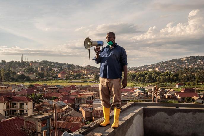 Toute la journée, Gonzaga Yiga, un président de communauté de 49 ans à Kampala en Ouganda, donne des conseils aux habitants pour lutter contre le coronavirus.