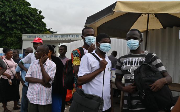 Devant l’hôpital de Treichville, à Abidjan, le 11 mars 2020.