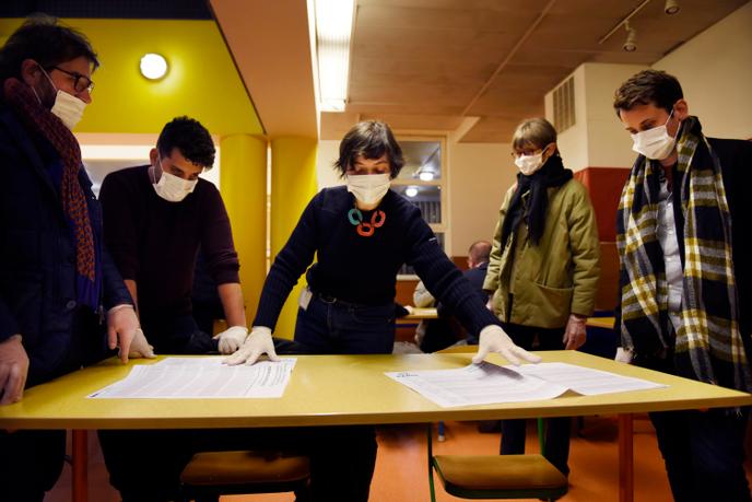 Bureau de vote de l'école élémentaire du 17 rue de Tanger, Paris, le 15 mars.