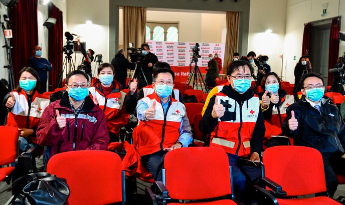 Des médecins de la Croix-Rouge chinoise à leur arrivée à Rome, le 13 mars.