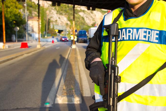 « A l’ère du numérique et de du big data, l’utilisation de la technologie et des données semble inévitable et fondamentale pour lutter contre un virus comme le Covid-19 et faire en sorte que la crise soit la plus courte possible. » (Photo : contrôle de l’application des régles de circulation pendant le cornavirus , 16 mars 2020, à Menton poste frontière entre I’Italie et la France.)