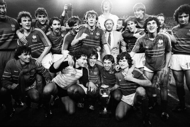 Les joueurs de l’équipe de France fêtent leur premier titre de champions d’Europe autour de leur entraîneur Michel Hidalgo, le 27 juin 1984. Ils viennent de battre l’Espagne 2-0 au Parc de princes, à Paris.