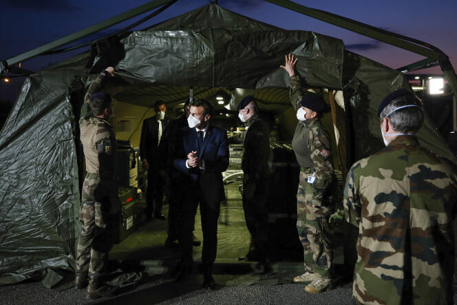 Le président de la République, Emmanuel Macron, en visite à l’hôpital militaire de campagne érigé devant l’hôpital de Mulhouse (Haut-Rhin), le 25 mars.