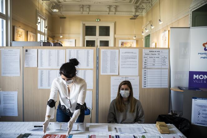 Dans un bureau de vote de Montpellier, lors du premier tour des élections municipales, le 15 mars.