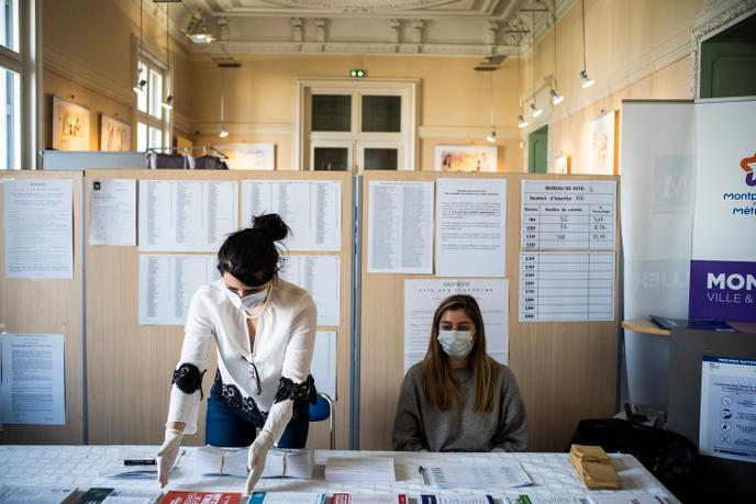 Dans un bureau de vote de Montpellier, lors du premier tour des élections municipales, le 15 mars.