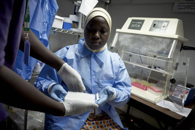 Une chercheuse malienne effectue un test sur le nouveau coronavirus, au centre de recherche clinique universitaire de Bamako, le 19 mars 2020.