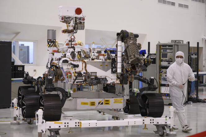 Le rover Mars 2020 dans une « salle blanche »  du « Jet  Propulsion Laboratory » de la NASA , à Pasadena (Californie), en décembre 2019.