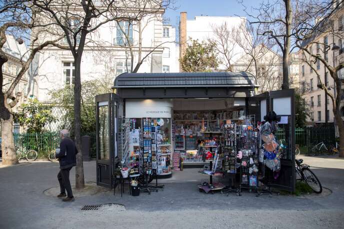 Un kiosque à journaux à Paris, le 19 mars 2020.