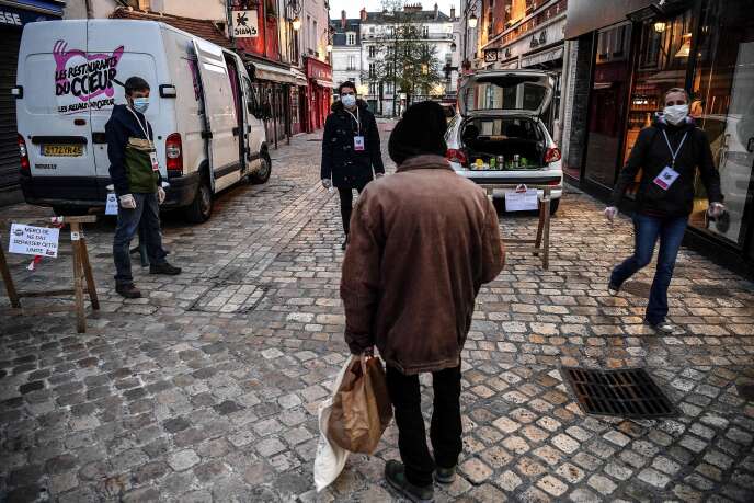 Distribution de produits alimentaires et d’hygiène à un sans abri par Les Restos du cœur, à Orléans, le 26 mars.