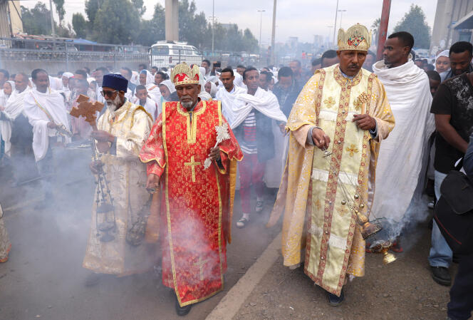 Des prêtres orthodoxes éthiopiens bénissent des fidèles avec de l’encens qui éloignerait le Covid-19, à Addis-Abeba, le 26 mars 2020.