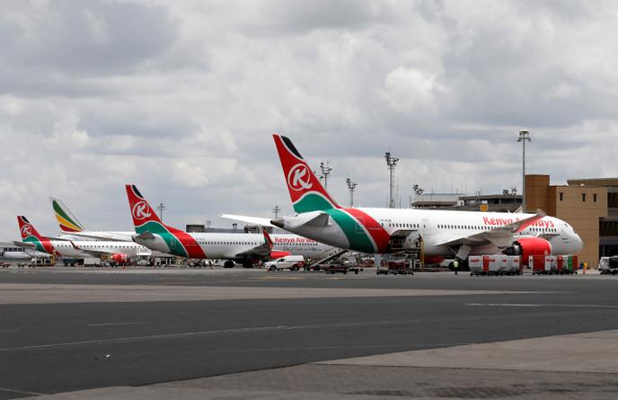 Des avions de Kenyan Airways cloués au sol à l’aéroport international Jomo-Kenyatta de Nairobi, le 24 mars 2020.