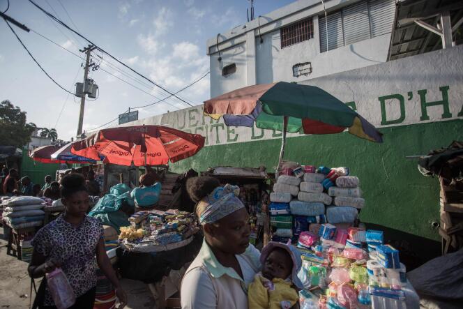 Des habitants de Port au Prince, au marché situé devant l’hopital. le 26 mars